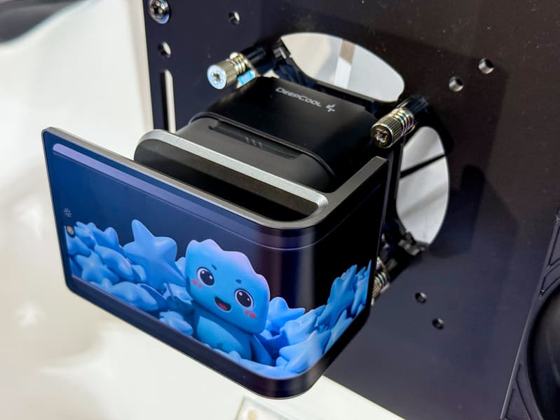 DeepCool показала на Computex 2026 кулеры с испарительной камерой VC 2.0, СЖО с изогнутым AMOLED-экраном на 6,67 дюйма и «аквариумы»  - 10